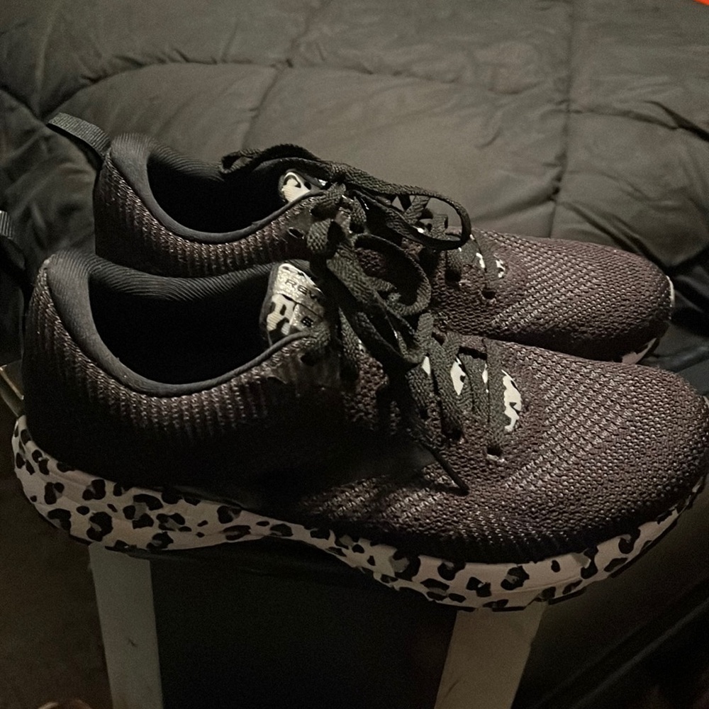 Brook size 9 Women’s Tennis Shoes